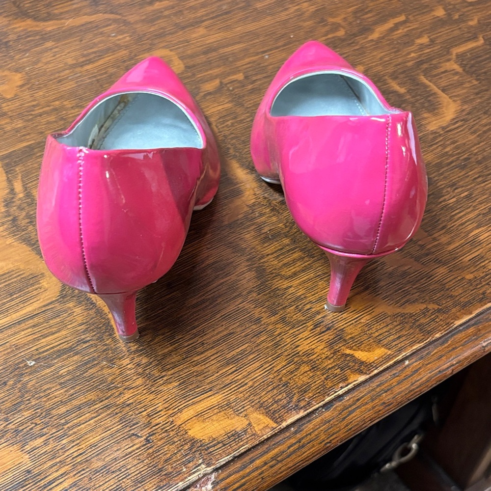 Bandolino Fuchsia Heels - Picture 2 of 3